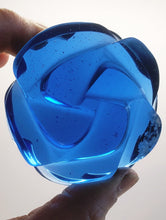 Load image into Gallery viewer, Blue Andara Crystal Rose