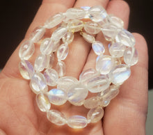 Load image into Gallery viewer, Moonstone - Blue Flash  EO+ oval 19.5inch