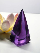 Load image into Gallery viewer, Violet (color change) Andara Crystal Nubian Pyramid 2.5n x 1.25in