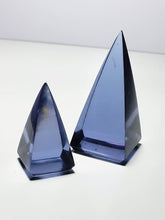 Load image into Gallery viewer, Violet (color change) Andara Crystal Nubian Pyramid 1.5n x .75in